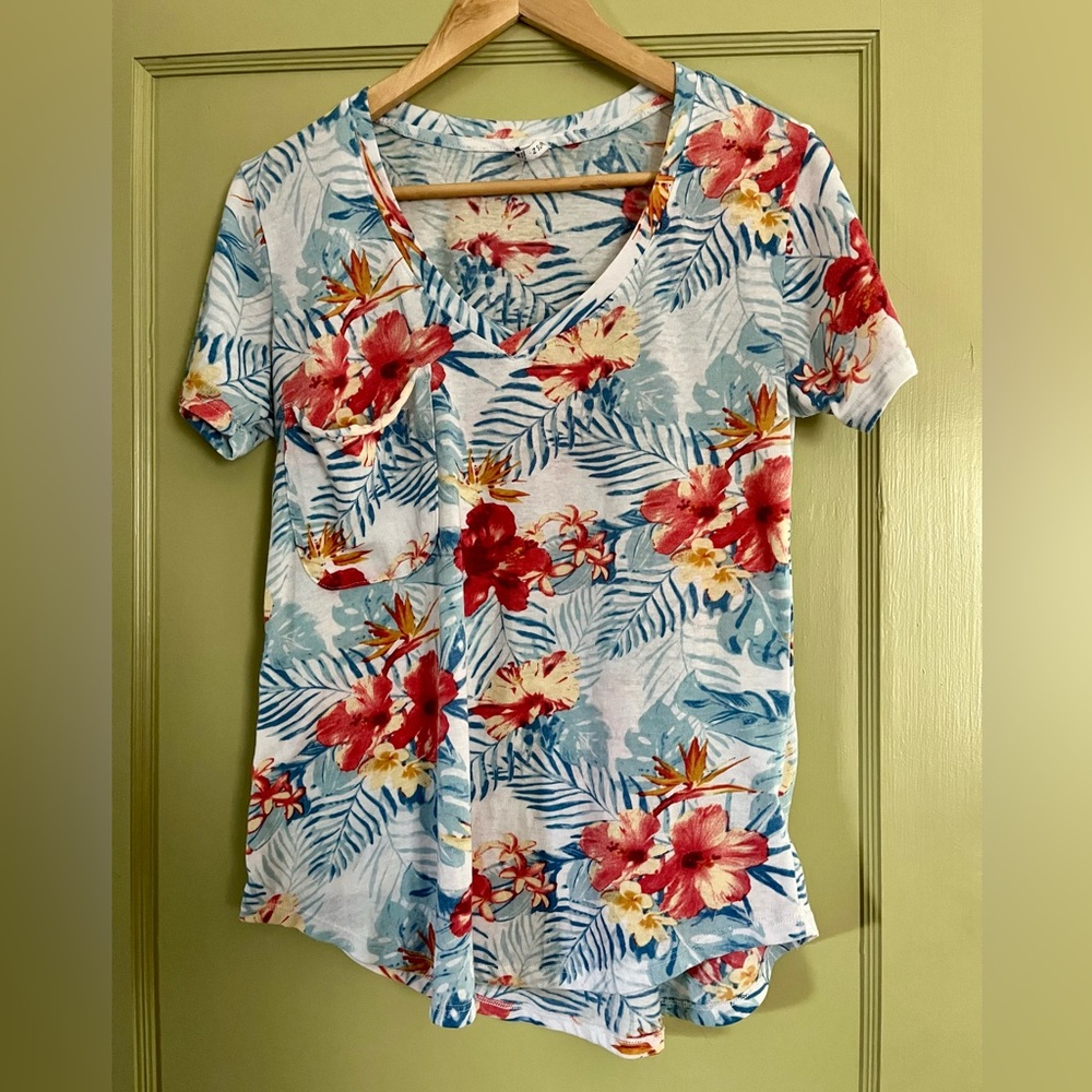 Medium, Hawaiian print, Z Supply, v-neck, t-shirt, with front pocket.